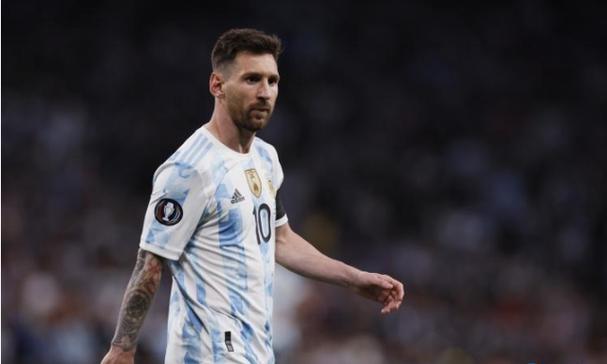 疼痛在脑袋里不停游走，就像有人拿绞肉机在绞我脑浆